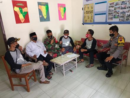 KUNJUNGAN BABINSA & BHABINKAMTIBMAS DI POSKO PPKM MIKRO