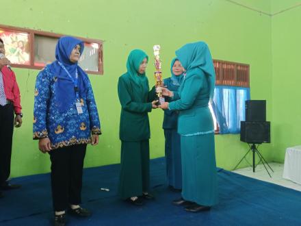 PKK BADAMITA RAIH JUARA 2 LOMBA TUMPENGAN HUT RI 77 TINGKAT KECAMATAN
